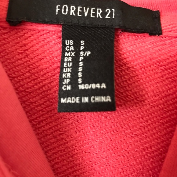 I am selling a cropped hoodie with long sleeve - Picture 3 of 4